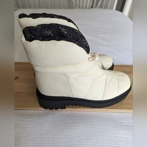 Guess Women's Leeda Winter and Snow Puffer Boots Size 10.